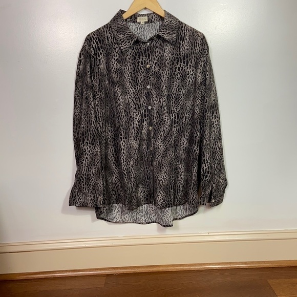 animal Print buttondown by POL - Picture 2 of 4